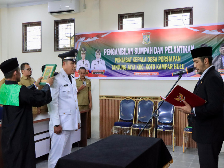 Bupati Kampar Lantik Penjabat Kepala Desa Persiapan Tanjung Jaya