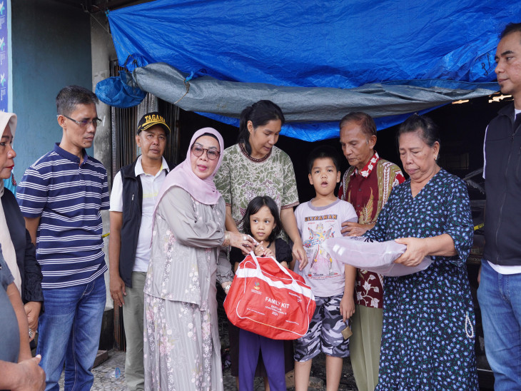 Tanggap Peduli Bencana, Wabup Misharti Salurkan Bantuan Langsung untuk Keluarga Korban Kebakaran Desa Tanah Merah.