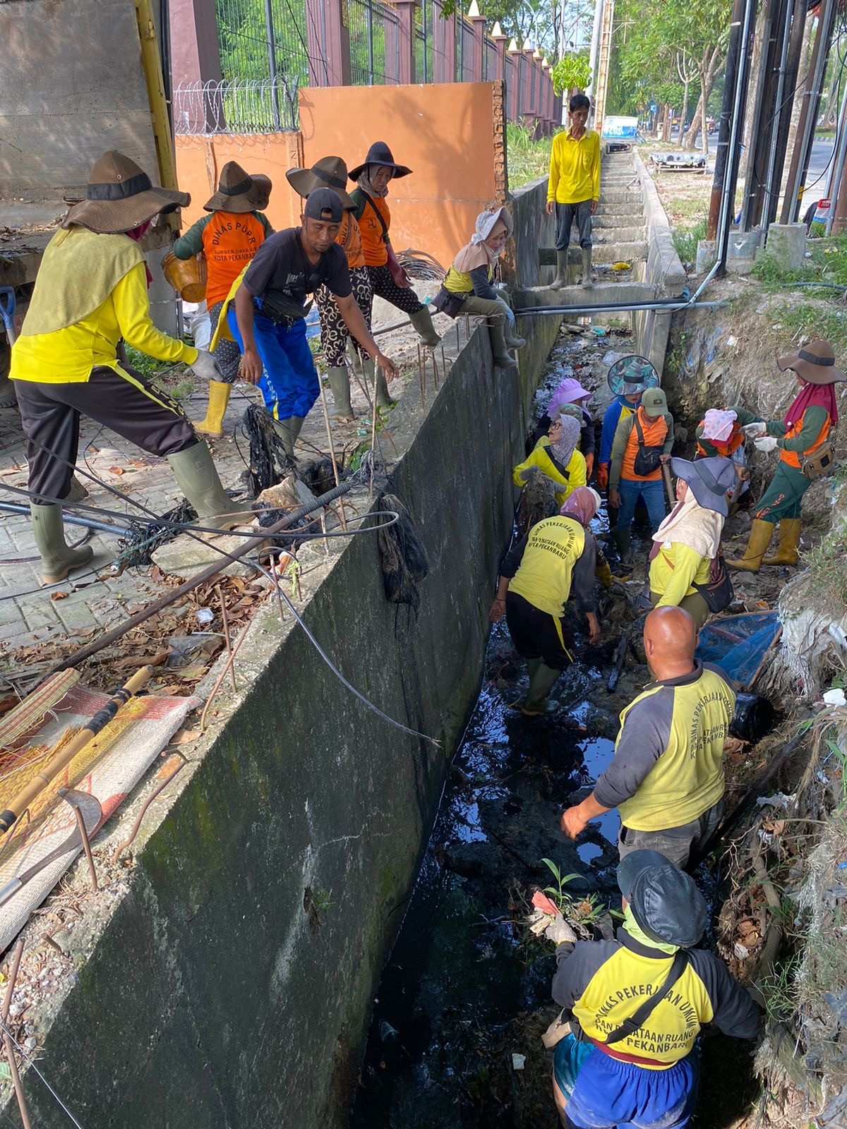 Drainase Dipenuhi Sampah Durian, Pemko Pekanbaru Beri Peringatan Pedagang di Arifin Ahmad